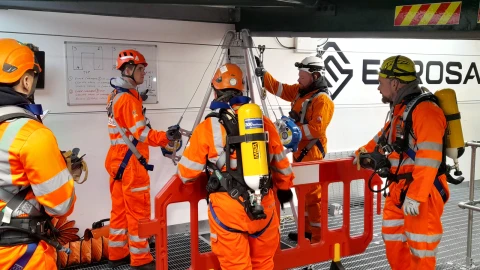 mannen in oranje pak met harnas en helm