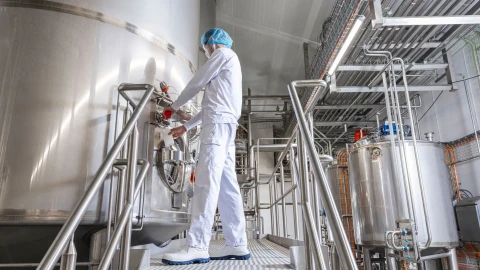 een man die staat op een trap bij een silo