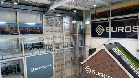 Een trainingshal op hoogte met allerlei touwen en trappen.