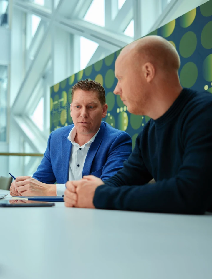 twee mannen hebben overleg