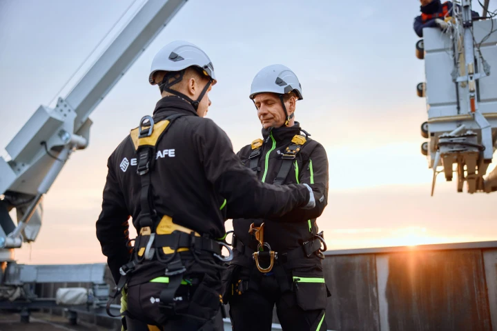 twee mannen met harnas en helm op dak