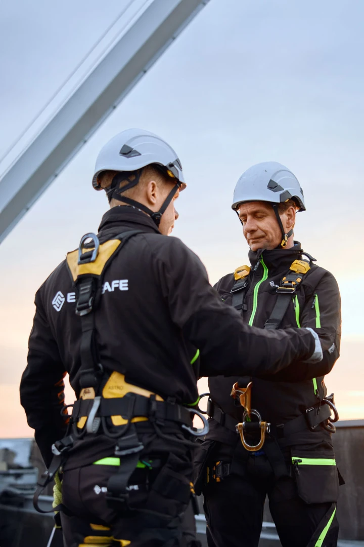 twee mannen in harnas op dak met helm