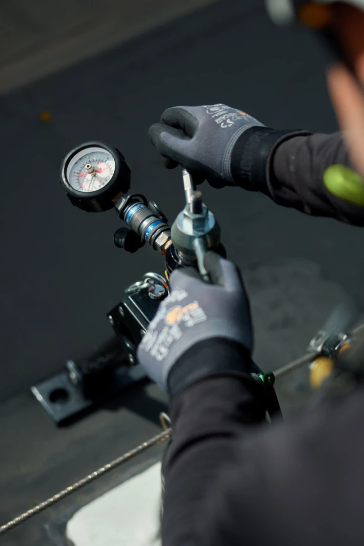 man bezig met apparatuur