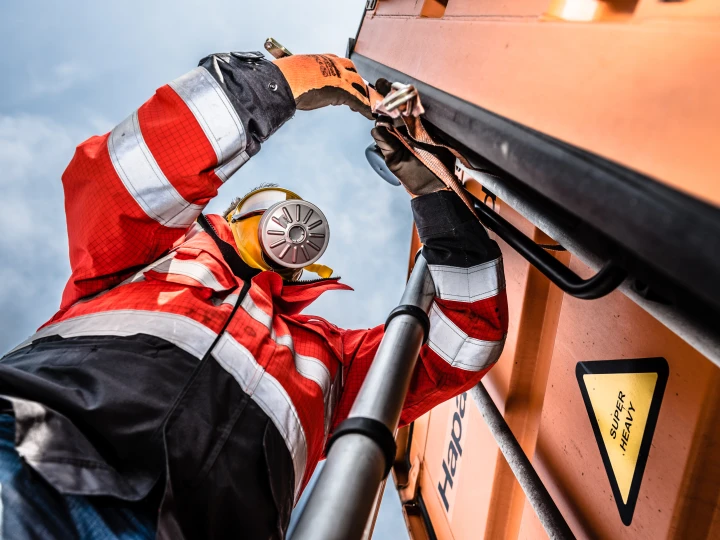 brandwacht die bezig is met gasmasker op