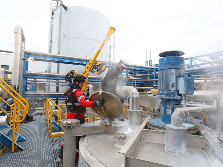 mannen die persoon redden uit besloten ruimte op dak