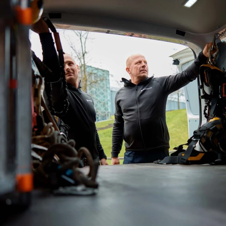 mannen bij busje met gereedschap voor veiligheid