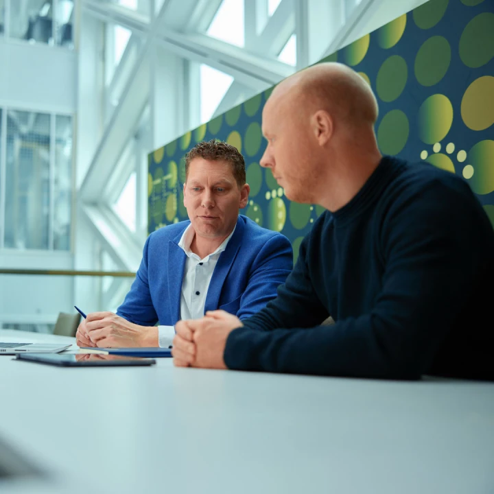 twee mannen in overleg