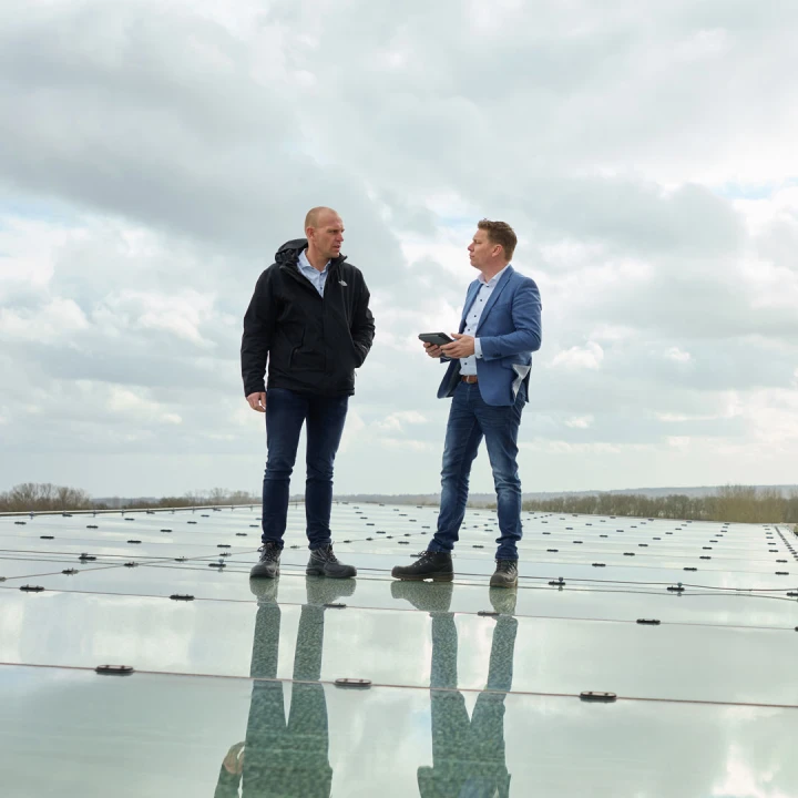 twee overleggende mannen op dak