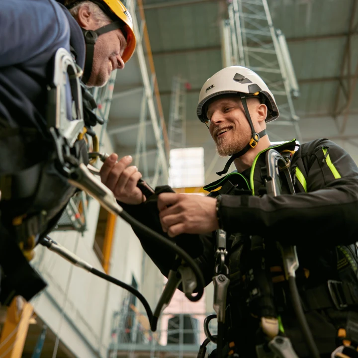 Man helpt man met lach om harnas goed te doen